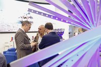 Business-Netzwerk auf der Messe – Teilnehmer im Gespräch am Ausstellungsstand.