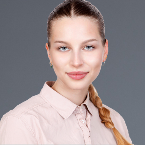 Porträt von Julia Hanxleden vor grauem Hintergrund.