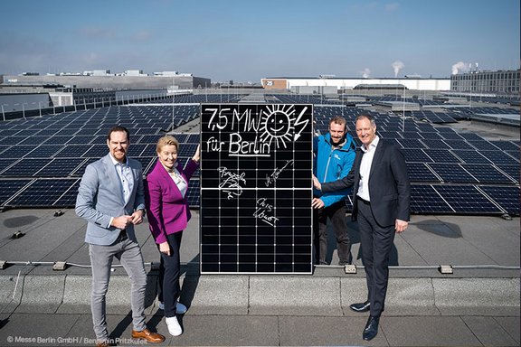Foto zu Messe Berlin: Solar-Dachanlage geht ans Netz
